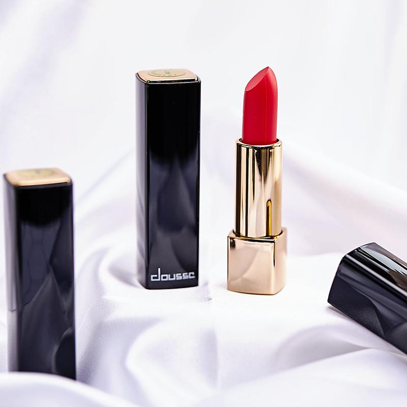 Moisturizing Matte Milk Tea Lipstick: Hydrating, Long-Lasting, and Fade-Resistant Nude Shade for Students