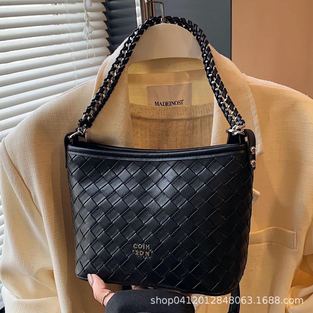 Korean fashion niche simple shoulder portable commuter small bag women 2025 new woven messenger bag stray bag