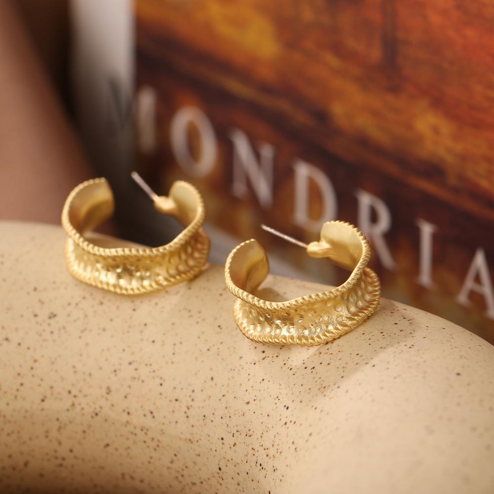 Boucles d'oreilles géométriques dorées creuses exagérées rétro créatives simples Personnalité féminine Boucles d'oreilles géométriques pour fille