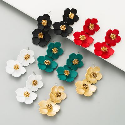 Malen Sie einfache Blumenohrringe weibliche Legierung Mode Temperament mehrschichtig und beliebte Silbernadel