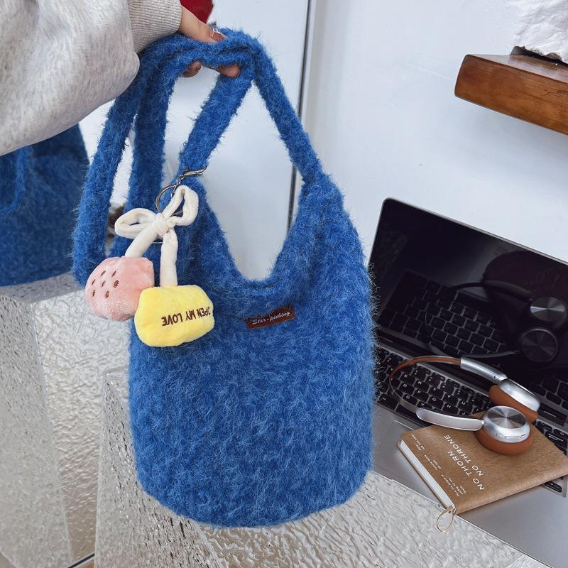 

Korean version bucket bag casual fashion messenger bag winter personality large capacity bag popular new foreign style shoulder bag Without pendant