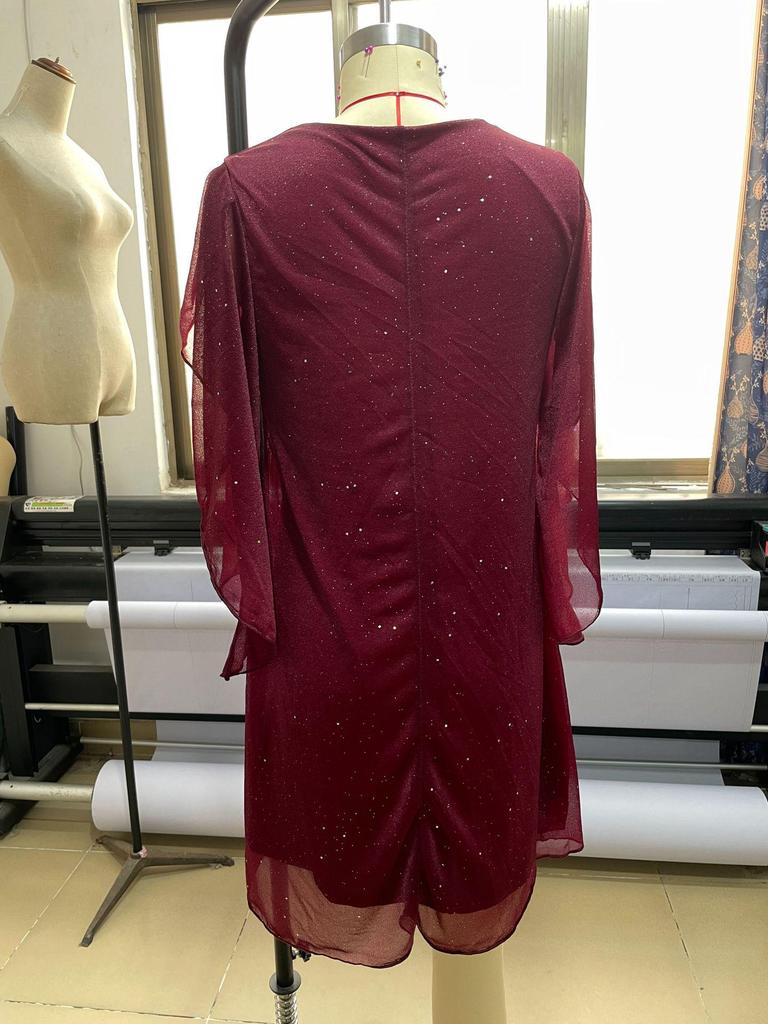 Elegancka sukienka z dekoltem w serek i rękawem 5/8, hot-stampingowana, na wiosenne/letnie przyjęcia