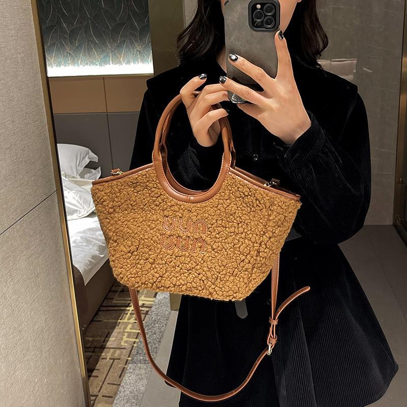 2023 New Sheepskin Tote Bag With Lamb Wool Retro Style Medium Size European And American Style