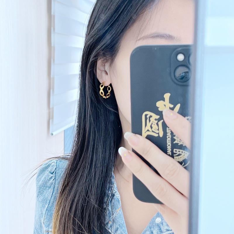 Elegant Minimalist Metal Ear Cuff Earrings with Openwork Design