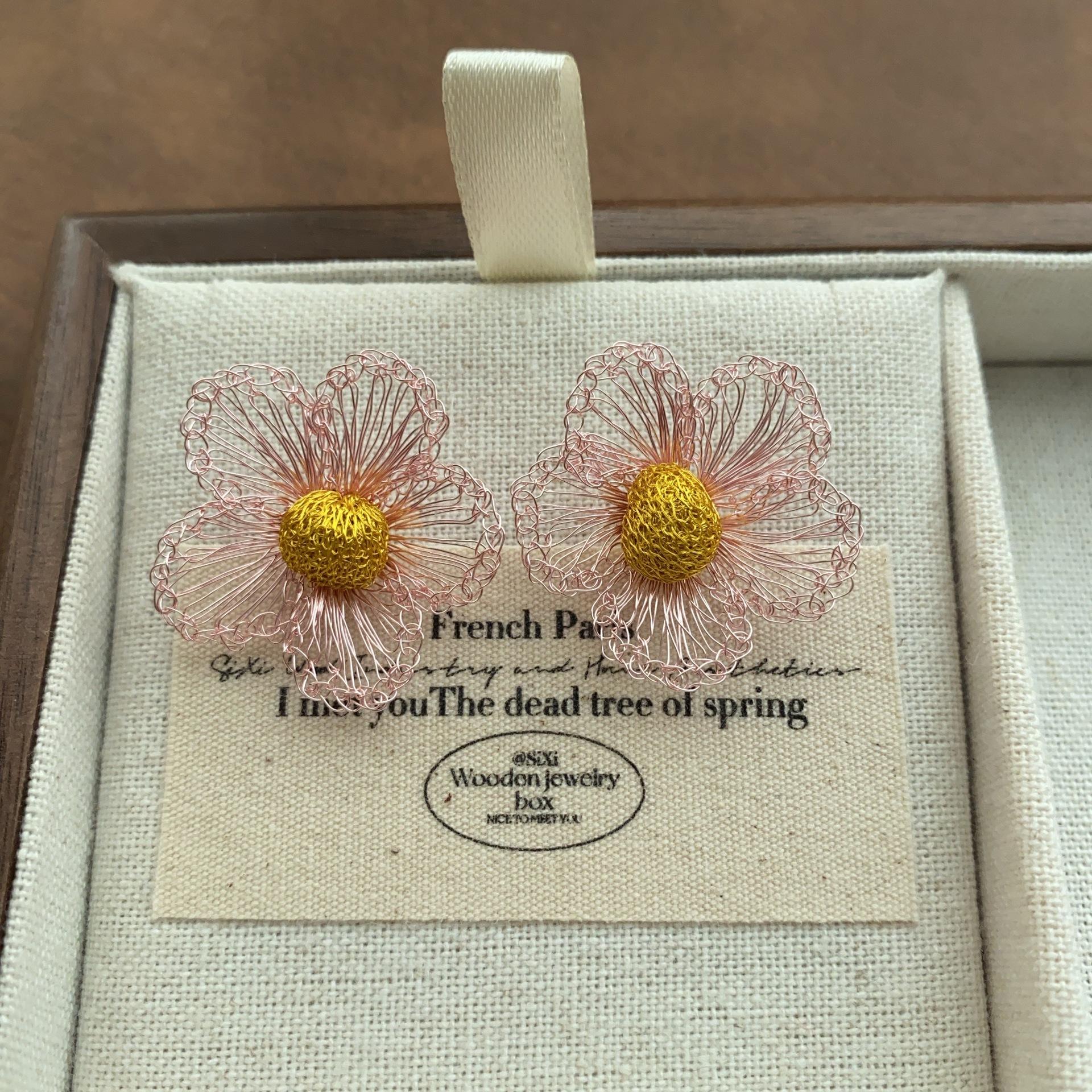 

Handmade inspiration series art flower stud earrings temperament elegant French exquisite high-end earrings contrasting color earrings women