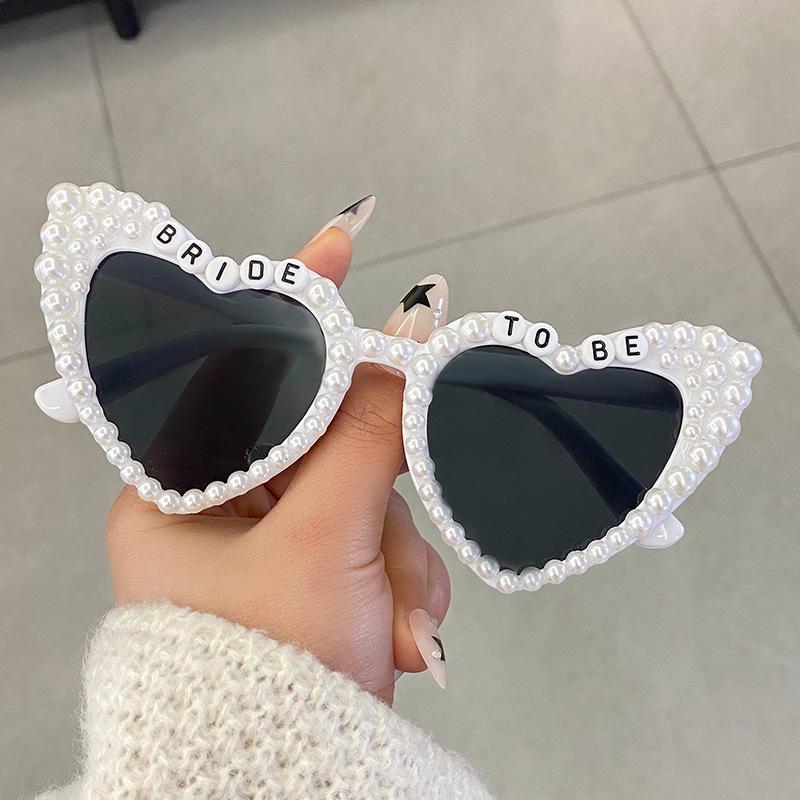 Bridal Rhinestone Heart Sunglasses: Pearl-Embellished Wedding Party Shades for Brides