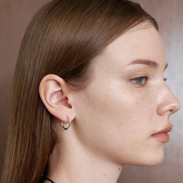 AT003 WAVY LINE HOOP EARRING