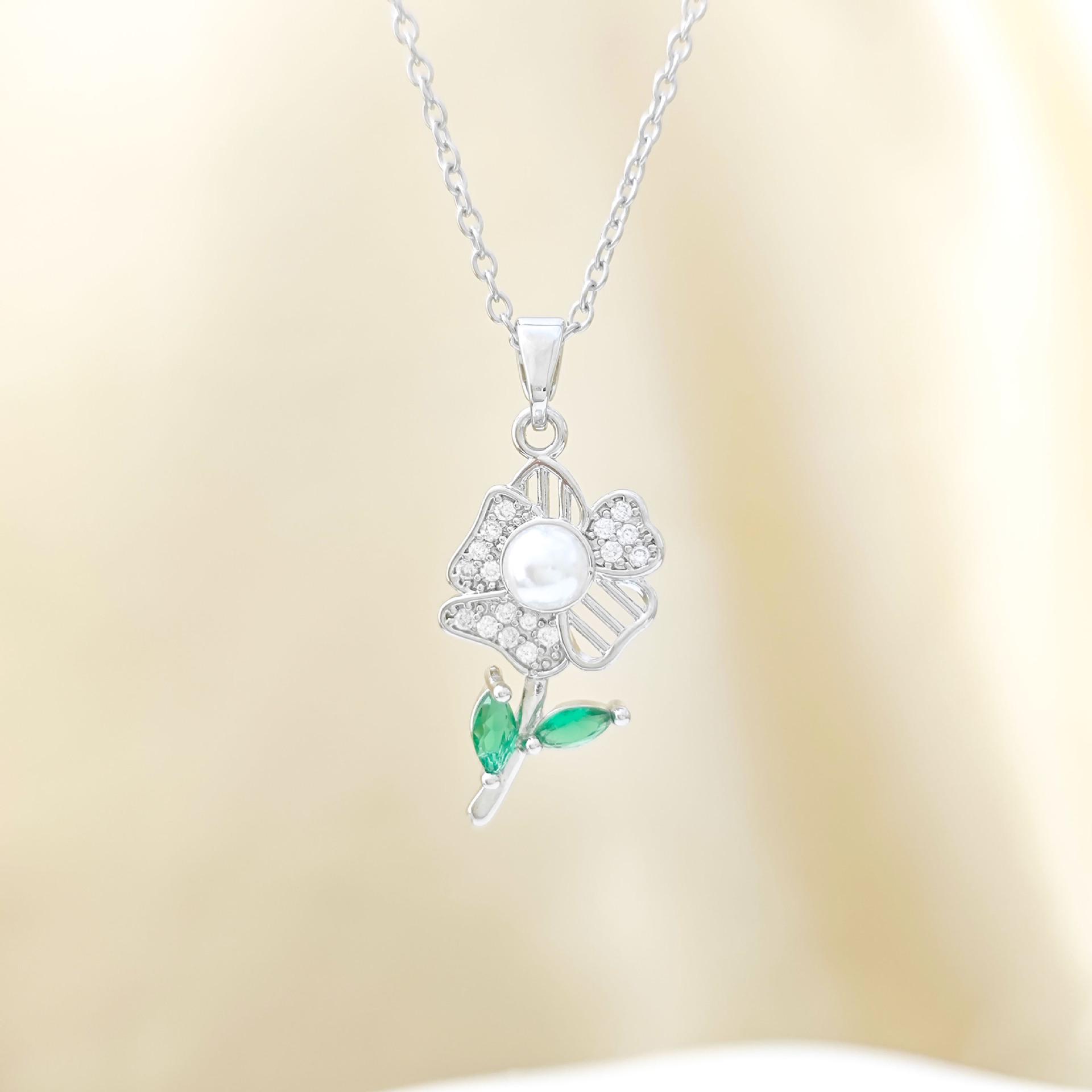 Pearl Flower Necklace with Micro-inlaid Zirconia - Elegant Light Luxury Collarbone Chain