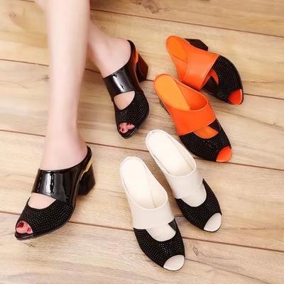 Hochhackige Hausschuhe Damen Sommer Hausschuhe mit mittlerem Absatz und Fischmaul Große Sandalen mit dickem Absatz Lackleder-Strass-Sandalen