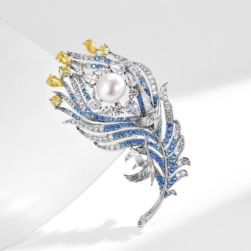 Damen Leichter Luxus Design Modische Vielseitige Imitationsperlen Feder Brosche Elegant Eingelegter Zirkon Nischendesign Brosche