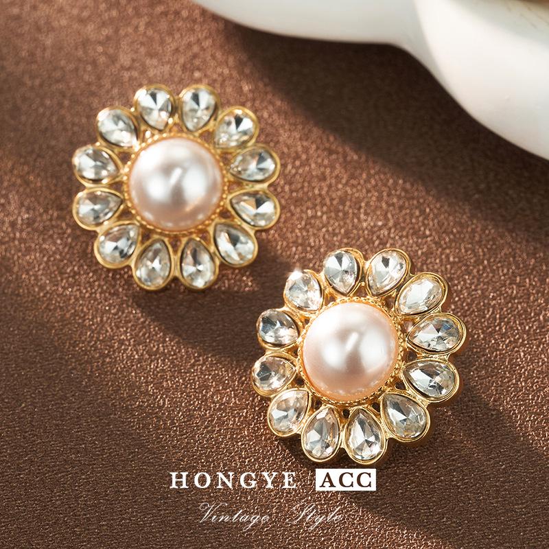 

Vintage Flower Pearl Stud Earrings: High-End Neo-Retro 925 Silver Niche Jewelry for Women 18K Gold Plated