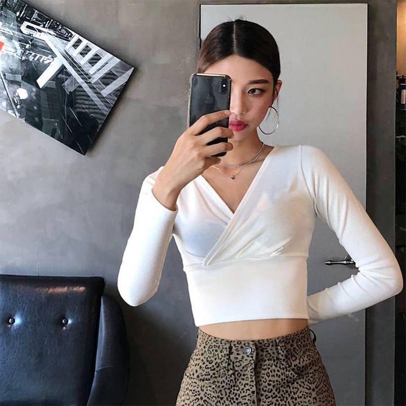 

Однотонная укороченная куртка с длинными рукавами, базовая футболка с глубоким V-вырезом, облегающего кроя White S