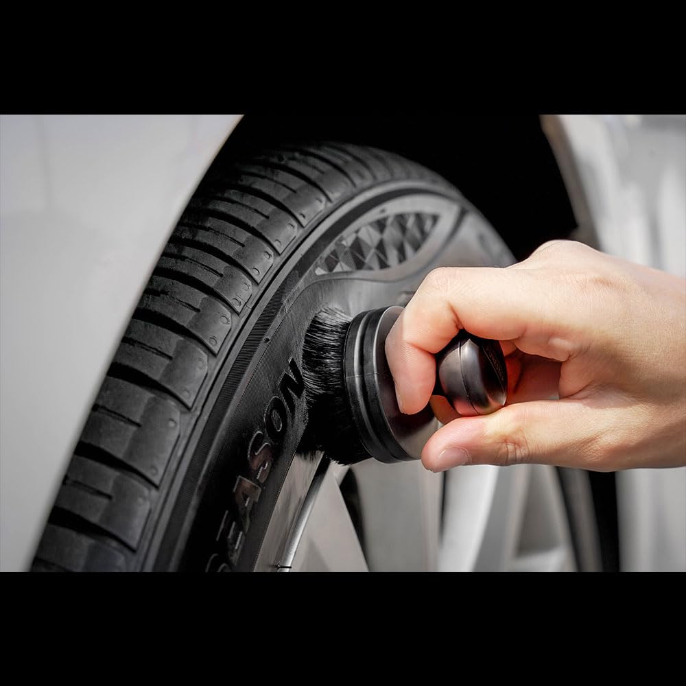 INNOVACAR SC5 TIRE a Tire Coating That Protects Tires from Cracking and Discoloration Caused by UV Rays While Maintaining Water and Easy Available In