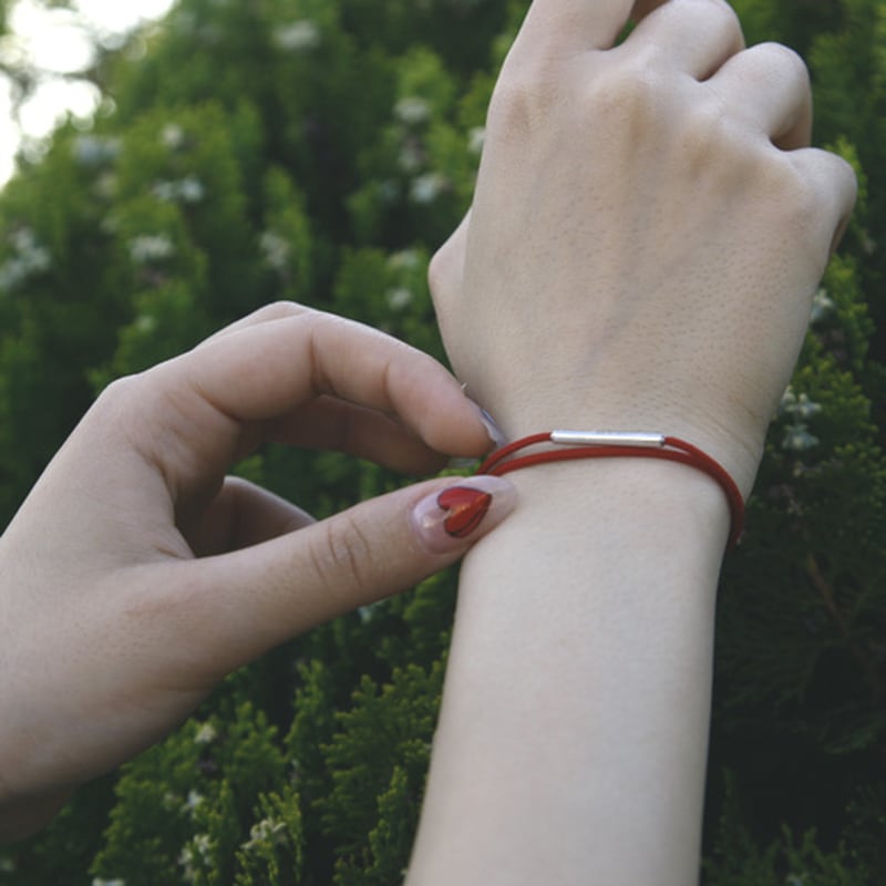 BE/GINS LA LIGNE DOUBLE STRING BRACELET RED