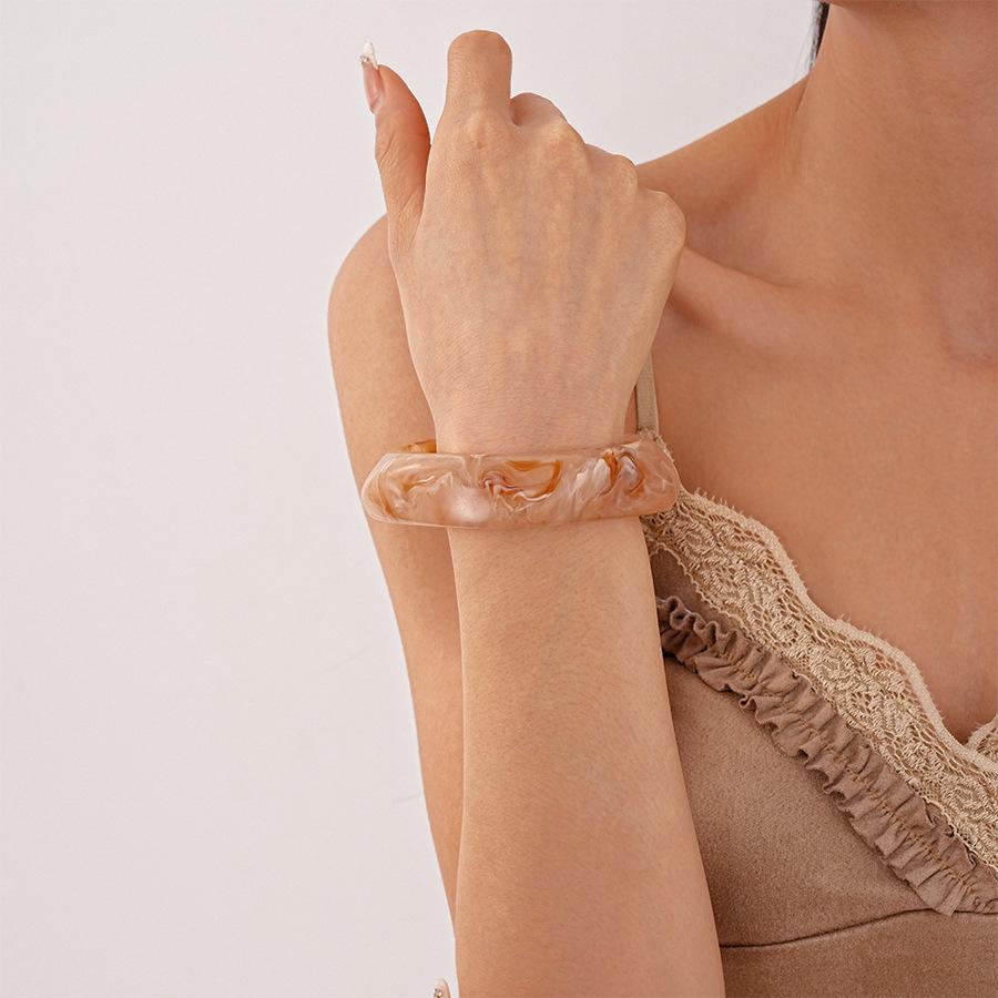 Retro European-American Large Geometric Resin Bangle - Bold, High-End Statement Jewelry for Women