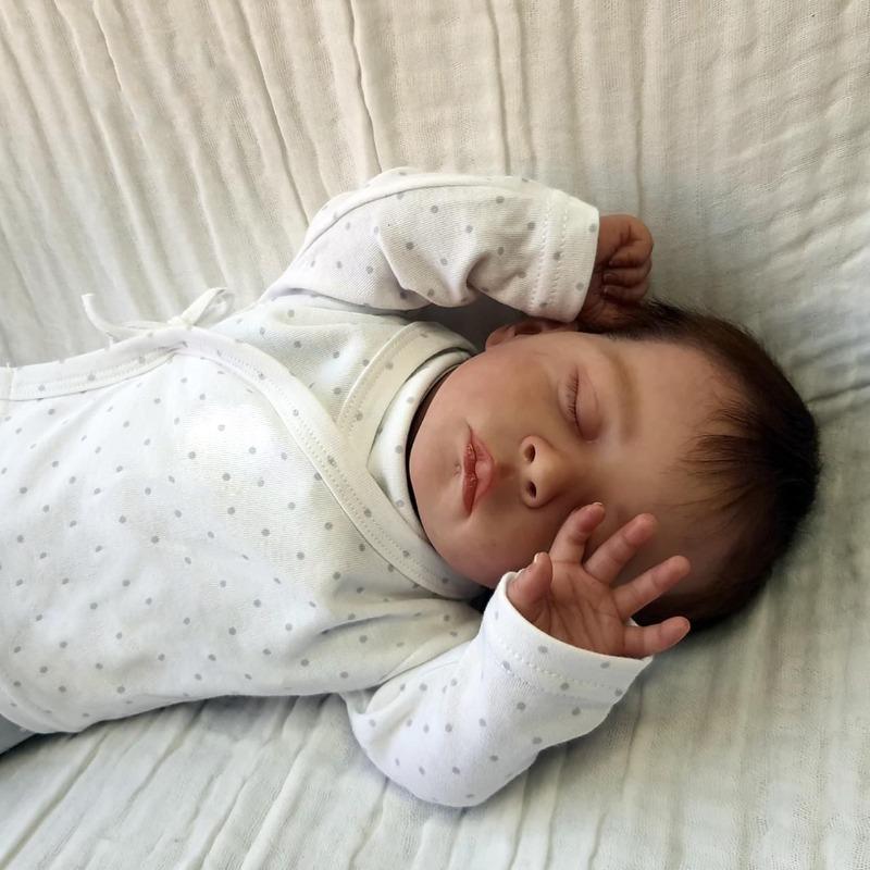 

18-дюймовая живая кукла Bebe Reborn Doll Jude с мягким на ощупь тканевым телом, кукла для новорожденных, милая спящая 3D-кукла с имитацией кожи для детей, подарки на день рождения cloth body
