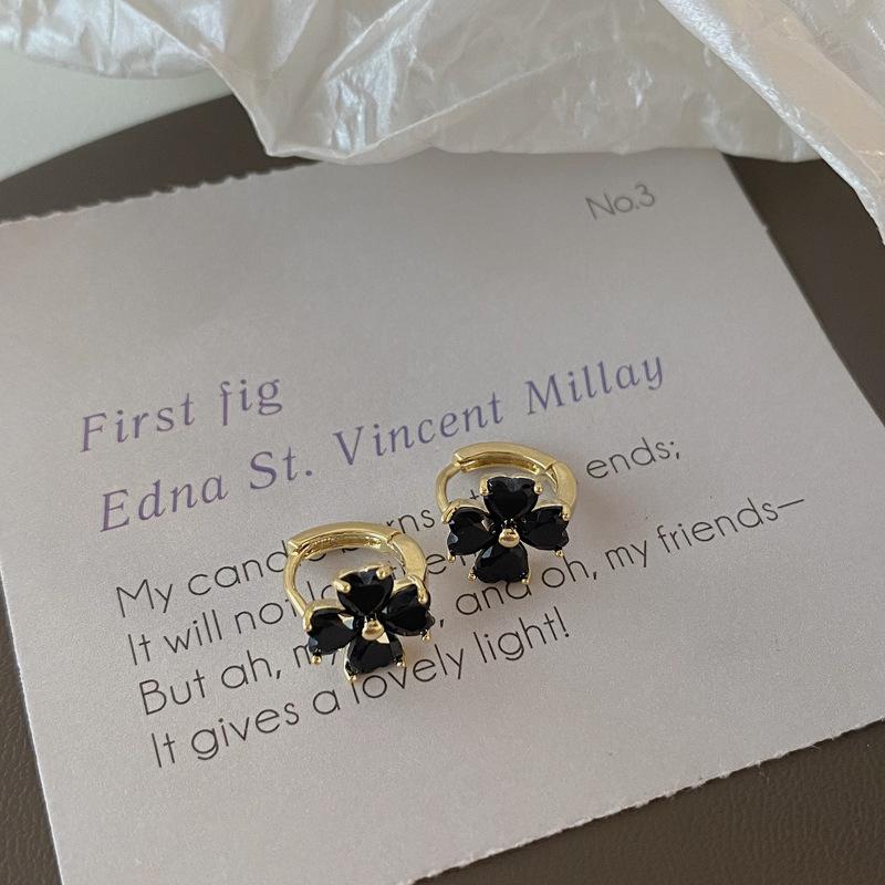 

Stylish Four-leaf Clover Earrings Simple and Girly Black Earring Clips
