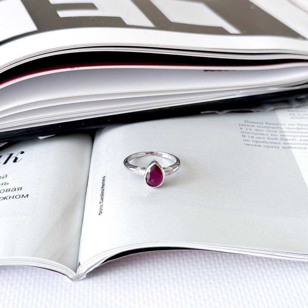 Серебряное кольцо с натуральным рубином 1.45ct, фианитами, вес изделия 2,3 гр (2165668)