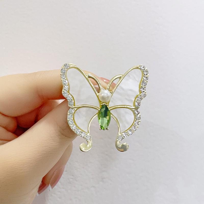 

Элегантная брошь-бабочка — универсальное ювелирное изделие из сплава с бриллиантовыми акцентами, идеально подходит для корсажа одежды и аксессуаров, защищающих от воздействия внешней среды