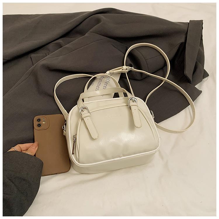 

Повседневная маленькая квадратная сумка 2025 новая нишевая сумка-мессенджер на одно плечо универсальная летняя сумка для ношения простая модная сумка сумочка женская белый