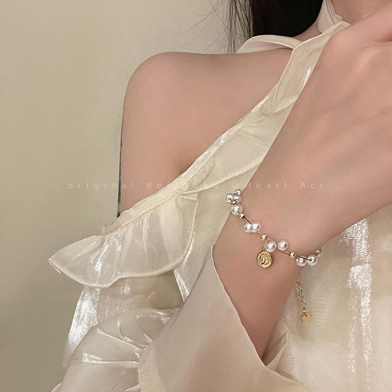Retro Baroque Imitation Pearl Portrait Bracelet Female Niche Design Sense Hand String Couple Personality Temperament Hand Accessories
