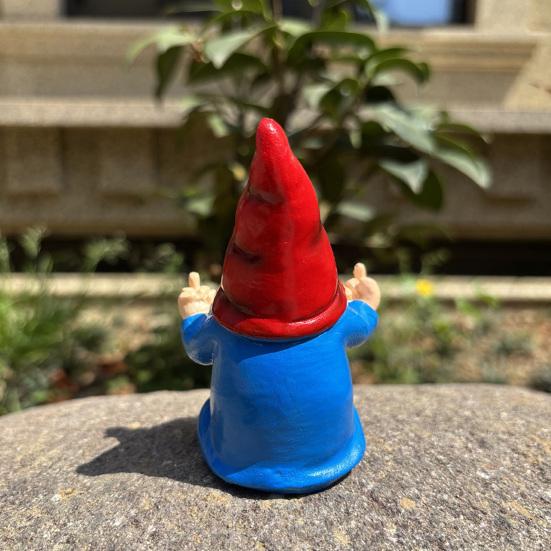 Middle Finger Gnome Statue, Naughty Resin Garden Ornament, Waterproof Sun-Resistant Resin Statue, for Indoor And Outdoor Use