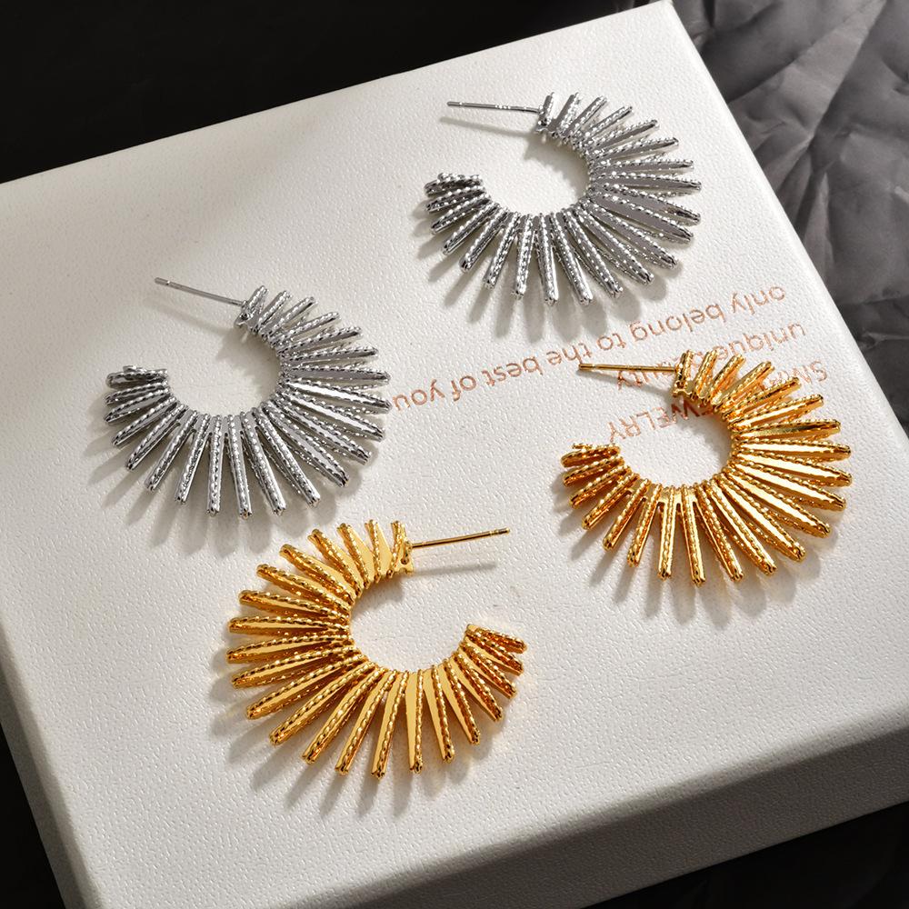 Designed C-shaped Earrings for Women with Exaggerated Fan-shaped Radiating Earrings, the Same Style Of