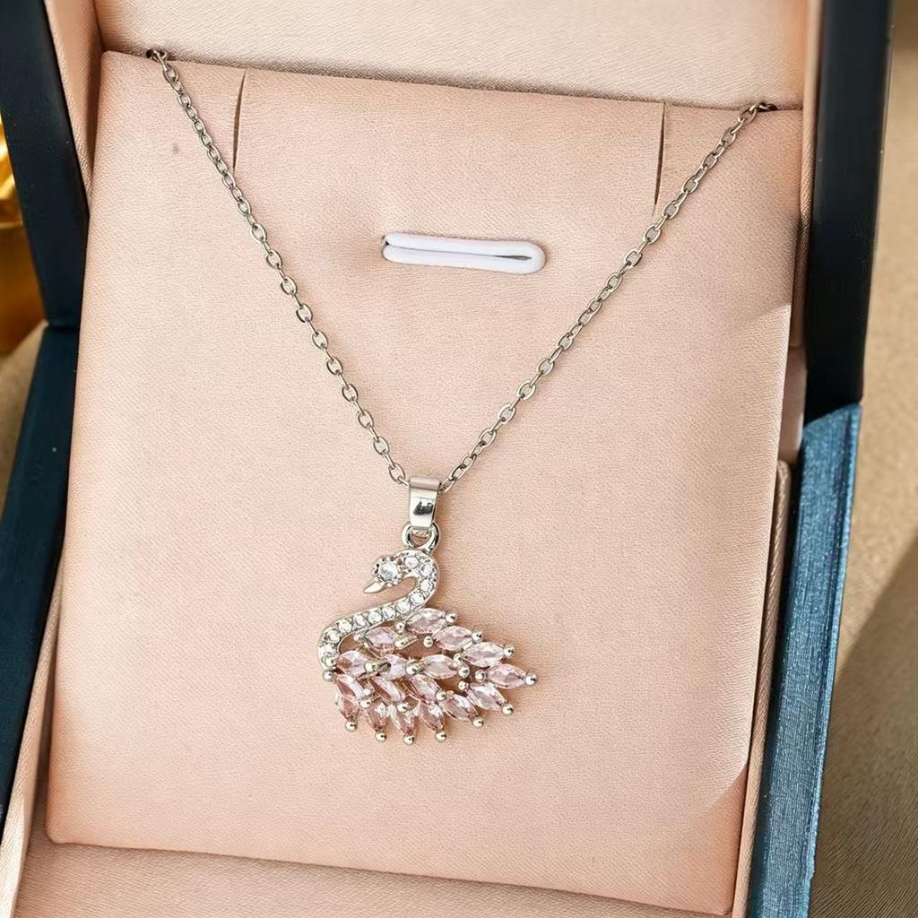 Collar de cadena para clavícula de acero de titanio con colgante de cisne incrustado de circonita para mujer, cadena niche y versátil de acero de titanio