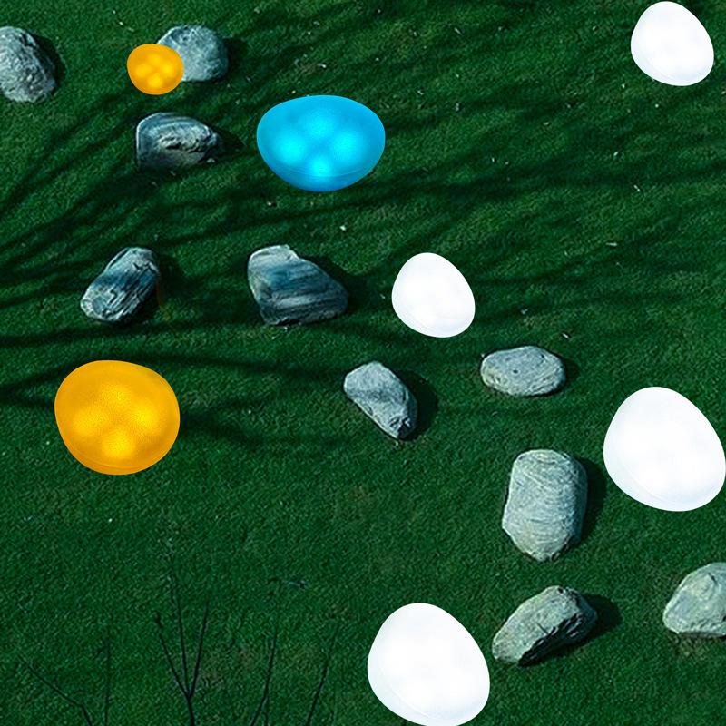 Siebenfarbige Wasserdichte Solarpflasterstein Gartenleuchte: Dekorativer warmer Licht-Simulationsstein für den Außenbereich.