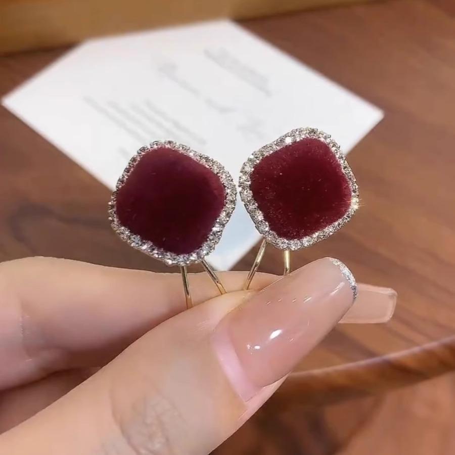 

Silver Needle Earrings - Luxurious and High-end, with A Classic and Simple Yet Grand Style.
