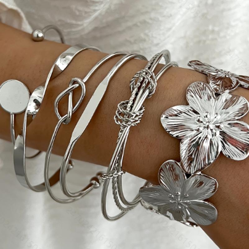 Elegante Vintage Hohllinien-Streifenblumen-Drehmetall-Armreif-Armband-Sets für Damen Tägliches Tragen Party Hochzeit Urlaub Schmuck