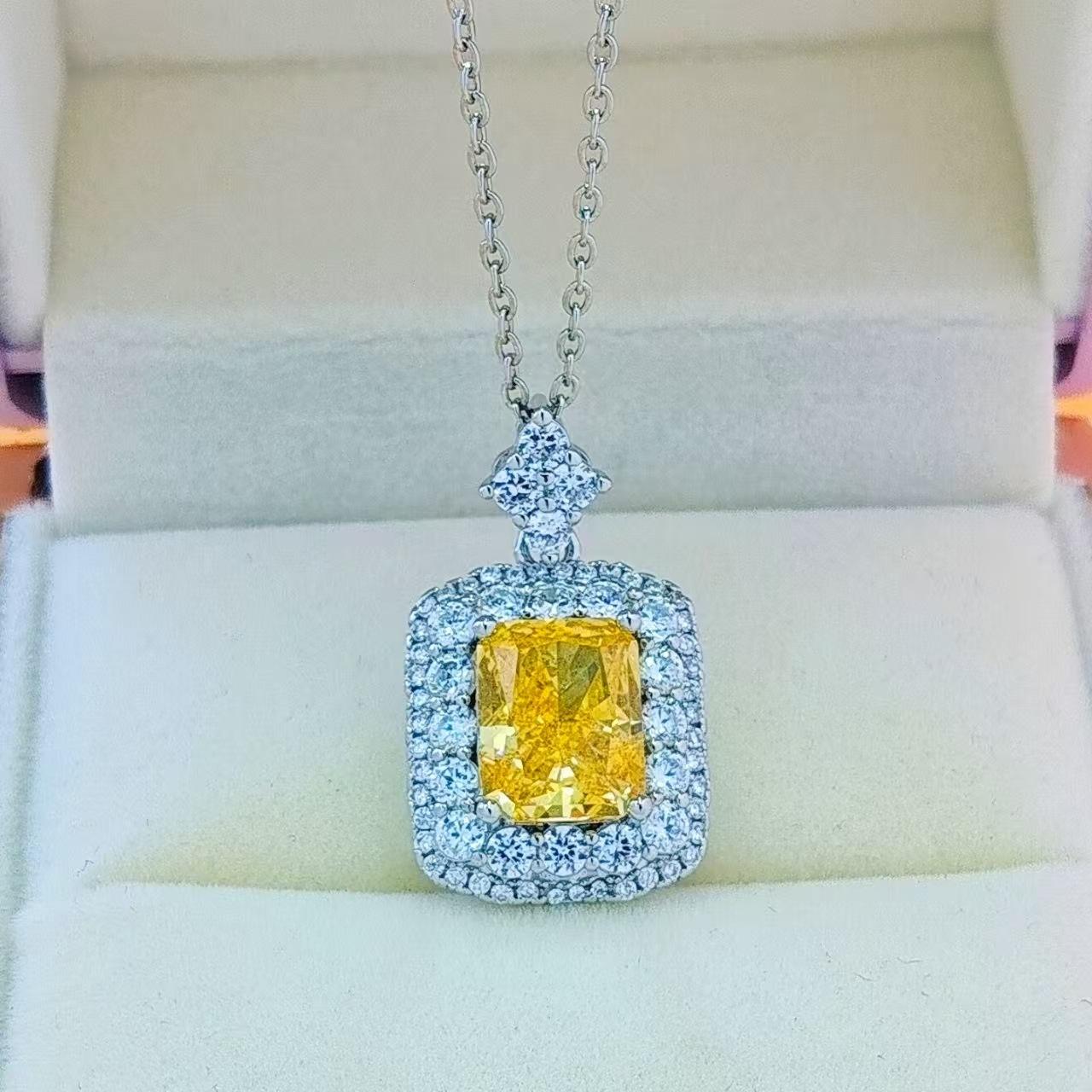 

Accessories High Carbon Diamond Color Treasure Pendant Female Princess Pink Diamond Purple Diamond Rectangle Ice Flower Cut Necklace Necklace copper gold-plated.