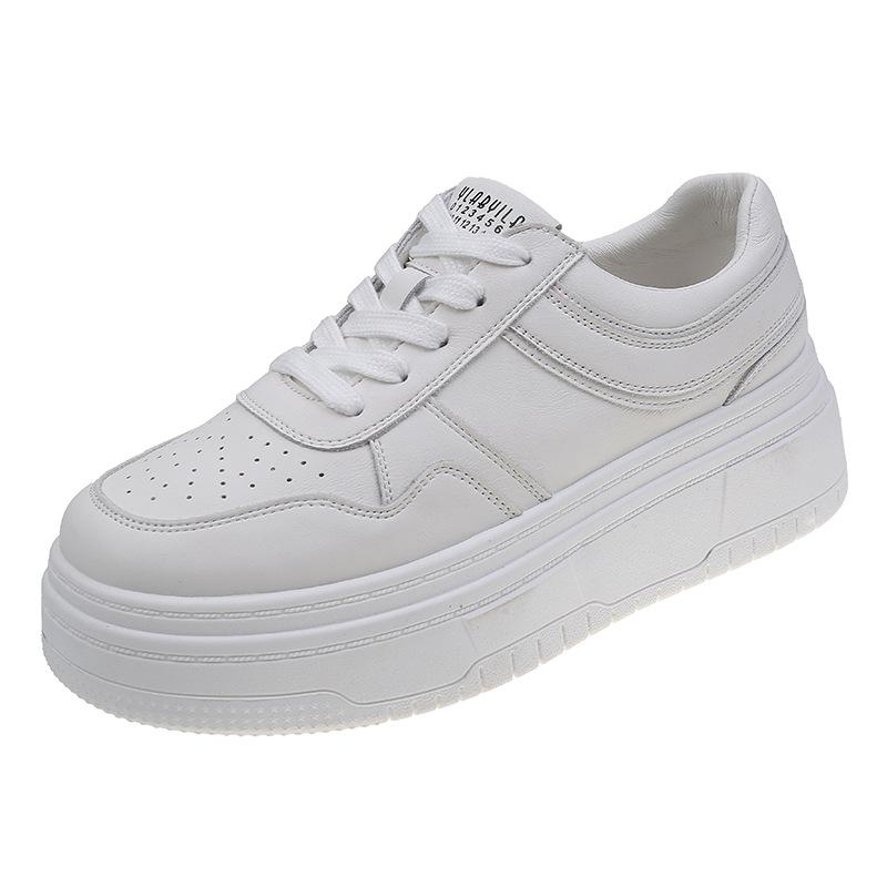 Gut aussehende Echtleder Weiße Schuhe für Damen Frühling und Sommer Neu Vielseitige Dicke Sohle Höhenerhöhende Board-Schuhe Lässiger Sneaker