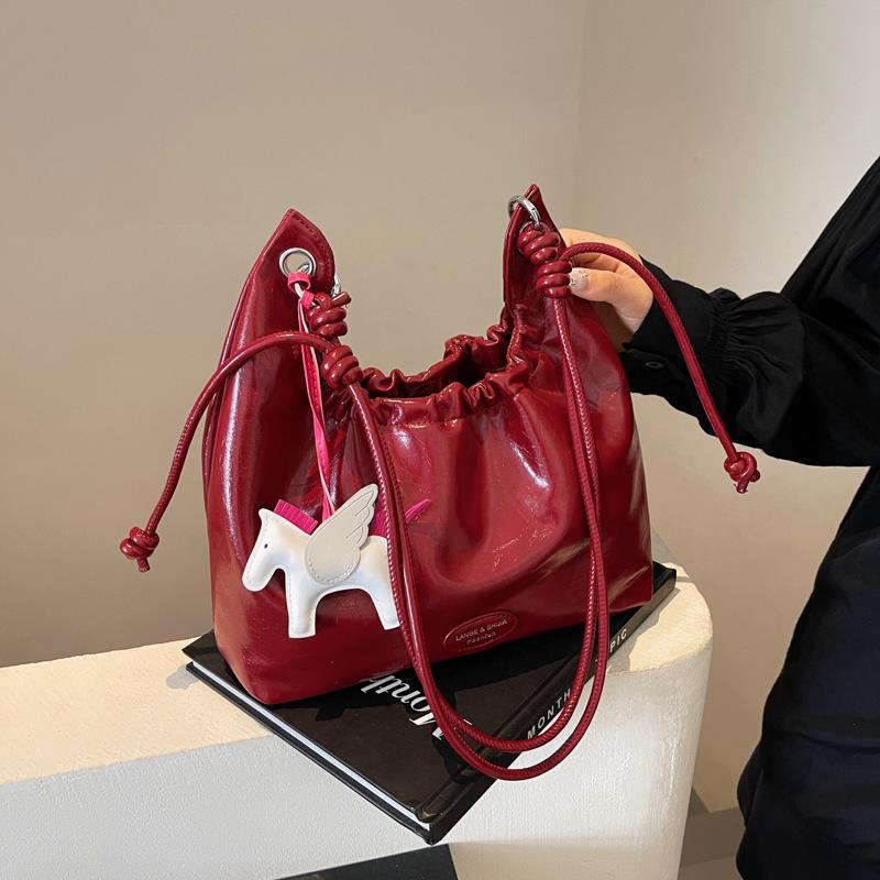 

Корейская сумка-тоут высокого класса, вместительный женский рюкзак 2024 года, новая простая и универсальная сумка-мессенджер через плечо 29*10*19