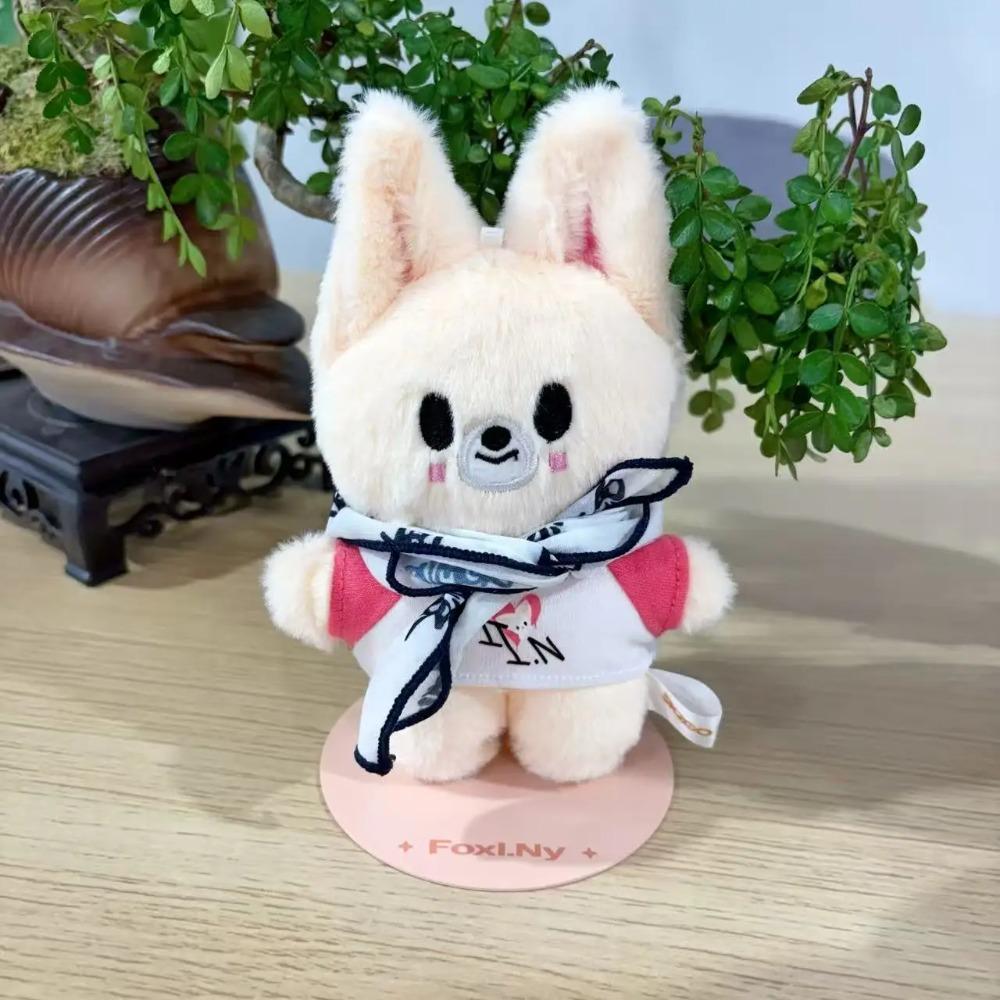 Najnowszy pop-up store skzoo w 2025 roku zawiera magnetyczną lalkę stojącą w uroczej kreskówkowej pozie jako figurkę prezentową oraz celebrytę.