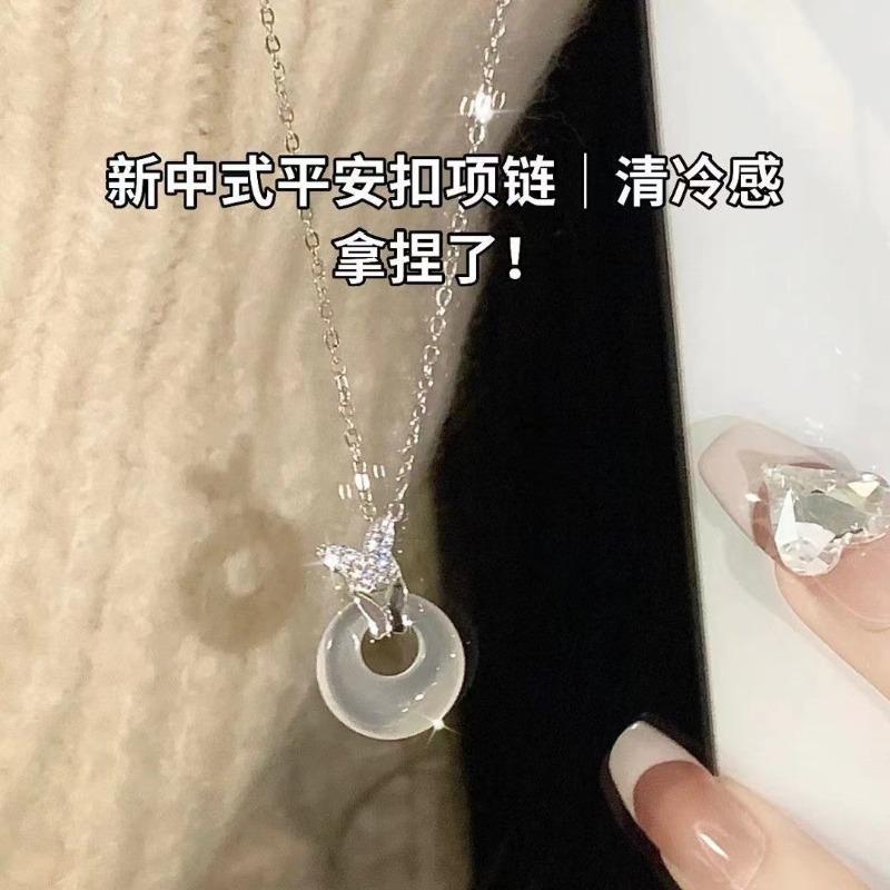 

Butterfly love safety buckle necklace women s light luxury niche design collarbone chain for girlfriends and girlfriends