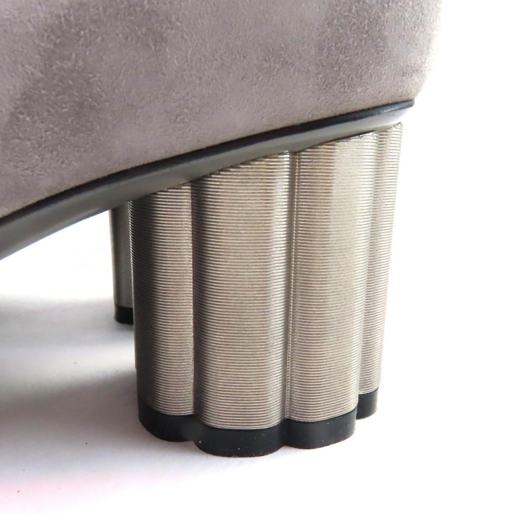 Salvatore Ferragamo Czółenka Okrągły nosek metaliczny obcas w kształcie kwiatu szary Kobiety 7 07366 Używane