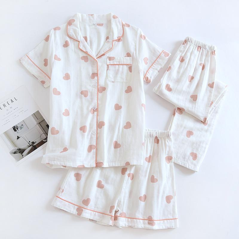Neues dreiteiliges Pyjama-Set für Damen im Frühjahr und Sommer, kurze Ärmel + Shorts + Hose, 100 % Baumwollgaze, Homewear-Set mit Love-Print