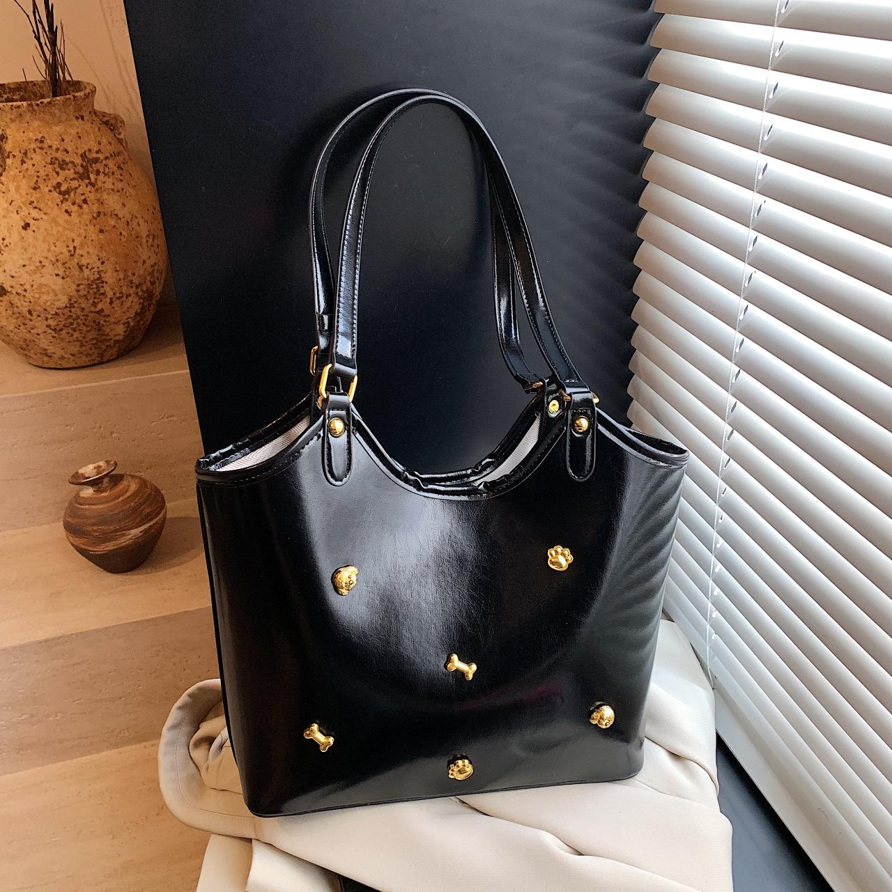 

Korean High-Quality Oil Wax Leather Puppy Rivet Shoulder Tote Bag Direct from manufacturer