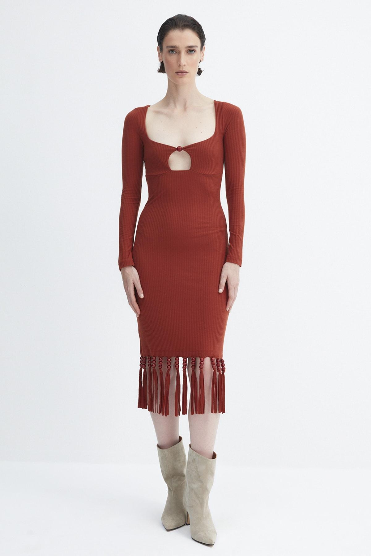 

Платье-бретелька с кисточками корицы и бисером из коллекции X Zeynep Tosun TPRAW23EL00401