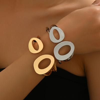 Wind Dame geometrisches Armband Nische hohles Metall glattes Oberflächendesign asymmetrisches Armband offenes Armband