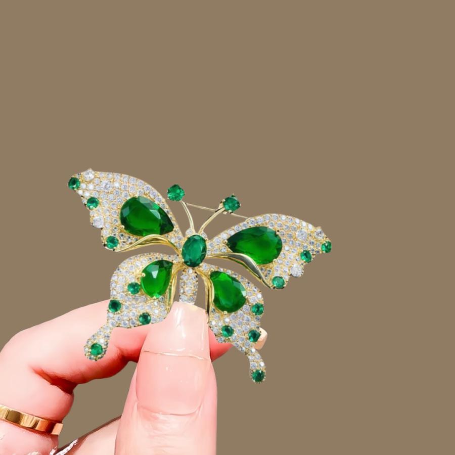 Emerald Butterfly Brooch: French Retro Light Luxury Diamond Insect Pin Accessory