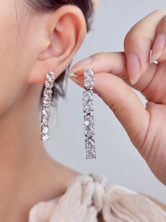 

New light luxury retro style niche earrings fashionable simple personality versatile exquisite high-end ear jewelry