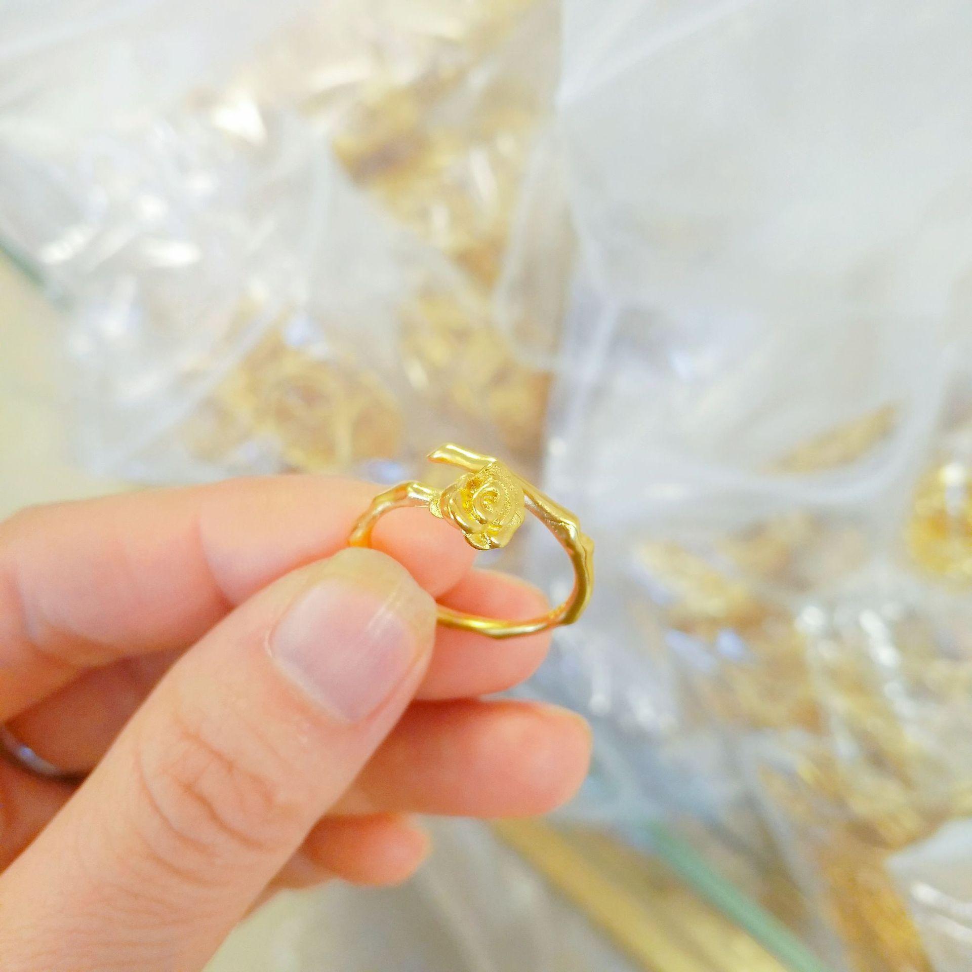 

Вьетнамский Песок Элегантное Золотое Кольцо с Розой Регулируемое Медное с Покрытием Ювелирное Изделие для Женщин