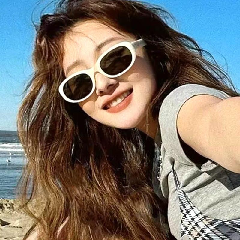 

European and American small-frame oval sunglasses for women, trendy influencer style, face-slimming, UV protection, American retro sunglasses High-quality thick metal