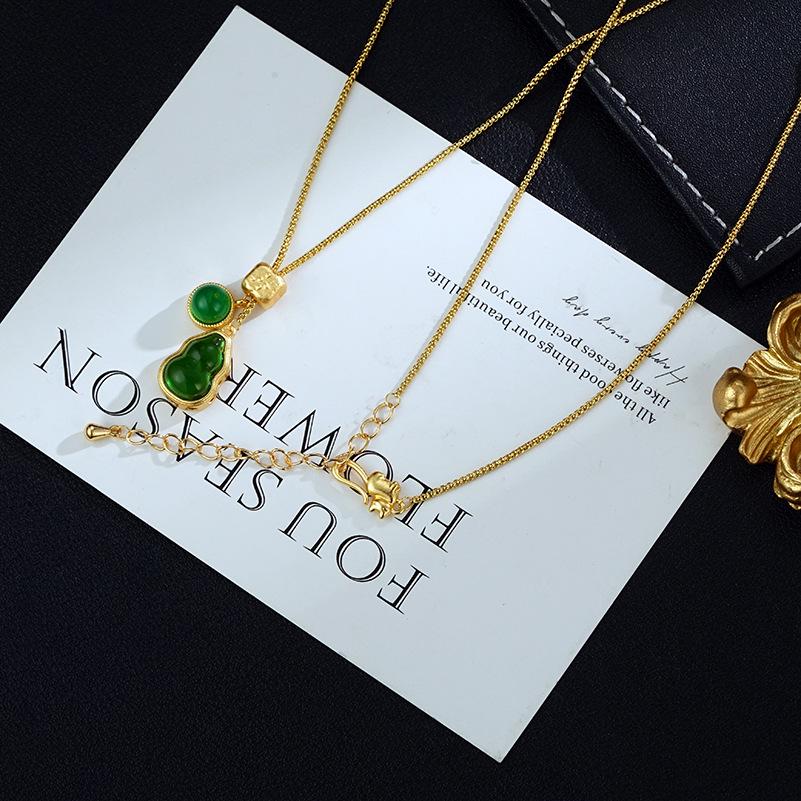 Luxurious Green Gourd Necklace: Elegant, Versatile, and Stylish Clavicle Chain in Modern Chinese Design.