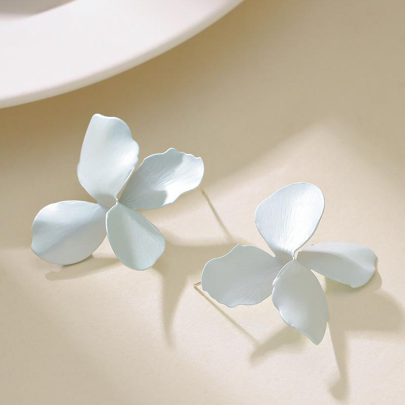 Stylish, exquisite and simple, personalized paint, macaron flower stud earrings, high-end light luxury earrings. синий