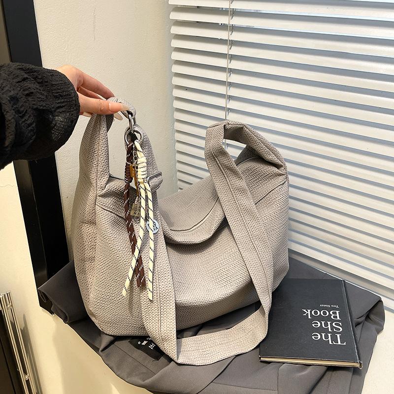 Casual bag women's new trendy fashion shoulder bag large capacity messenger commuter dumpling bag