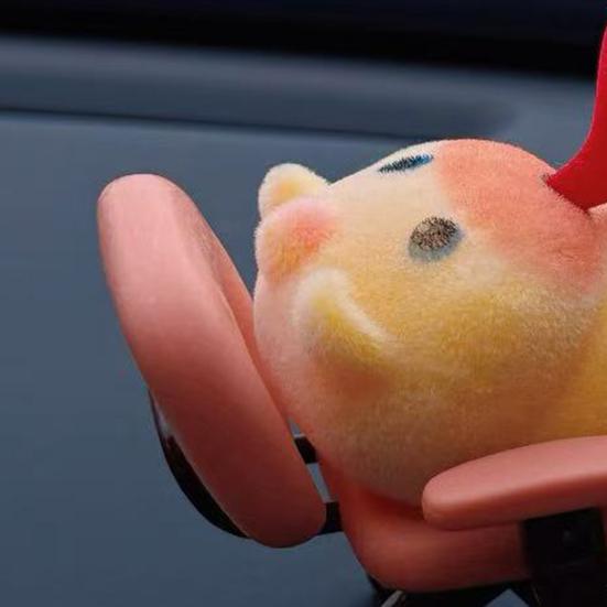 Car Ornaments Mini Capybara Figurine on 360 Degree Swivel Chair Relaxed Posture with Bubblegum Detail Cute Desk Toy for Car Dashboard Office Shelf