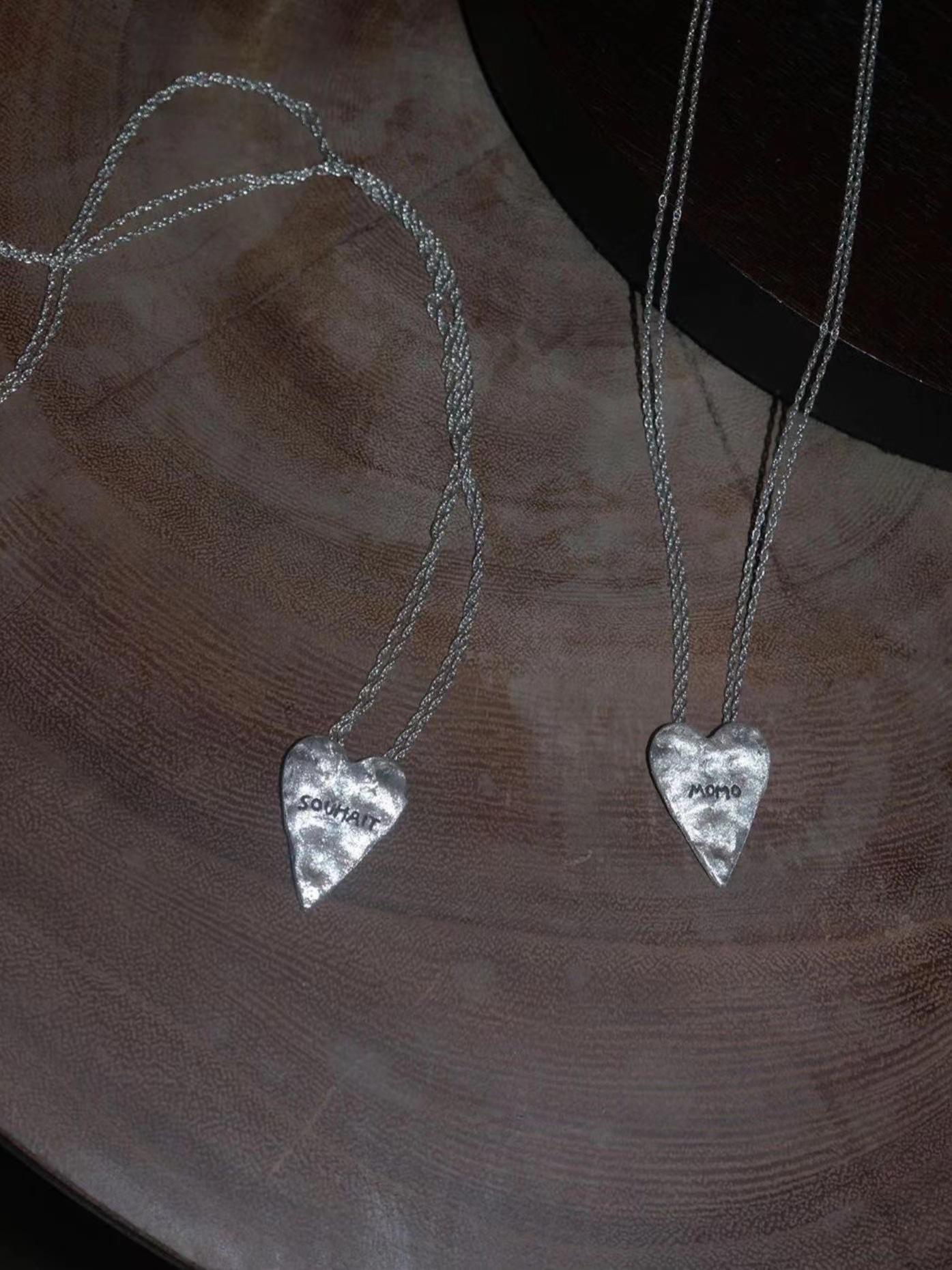 

Матовое колье-цепочка с гравировкой в виде сердца, медь с покрытием из 18-каратного золота, с состаренным дизайном. серебряный